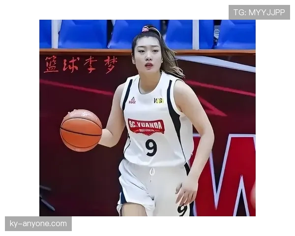李梦训练完直接啃鸡腿，这自律和放纵切换得也太丝滑了吧